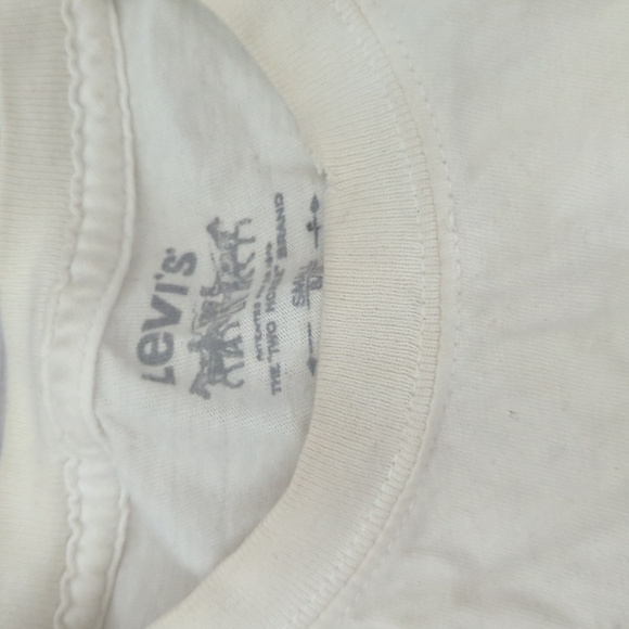 2 for $10 Boys Levi's T-shirt Off-white Used condition - Picture 2 of 4